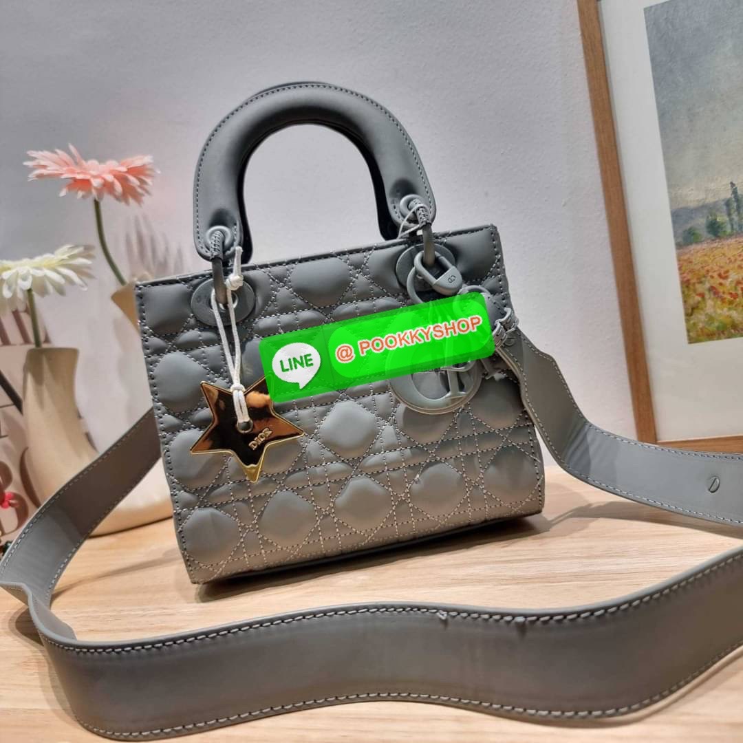 NEW ARRIVAL!! CD LADY ULTRAMATTE BAG กระเป๋าสะพายข้างพรีเมี่ยมกิ๊ฟสุดฮอต ดีไซน์เรียบง่าย แต่แฝงไปด้วยความหรูหรา ทรงกล่องคลาสสิค โดดเด่นด้วยพวงกุญแจอะไหล่สีเดียวกับตัวกระเป๋า วัสดุหนังแท้ผิวแมทท์ ลายเส้นซ้อนทับสวยงาม มีรูปแบบ หูจับในตัวและสายครอสบอดี้สุดเล
