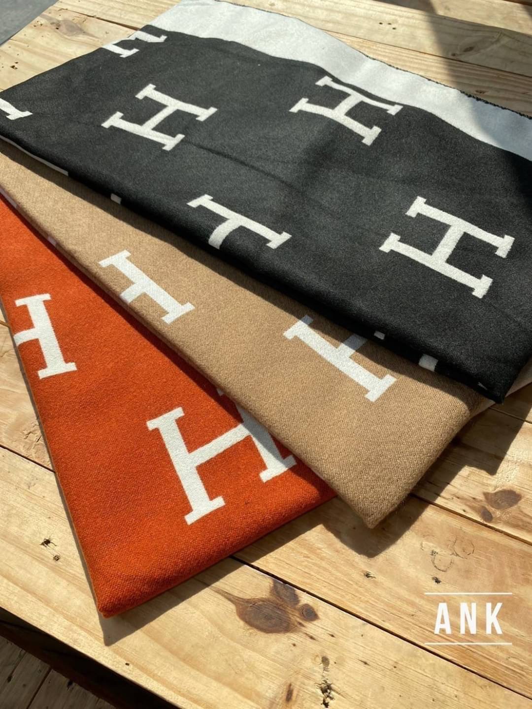 💥 NEW ARRIVAL💥 Brand: Hermes New collection 2022 ผ้าคลุมไหล่ ผ้าพันคอ Hermes ผ้าวูลเนื้อดี นุ่มมาก ทอลาย logo ลายคมชัด งานสวยค่ะ เป๊ะมากกกค่ะ ใช้เป็นพรอพเก๋ๆ คลุมไหล่สวยๆ ใครมองหาผ้าคลุมไหล่ ผ้าพันคอสวยๆ จัดเลยค่ะ