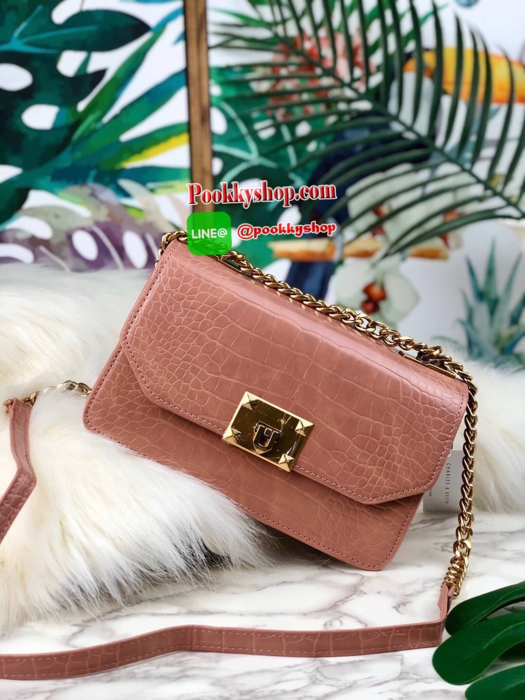 กระเป๋าสะพาย/ถือลายจระเข้รุ่น CHARLES & KEITH CROC-EFFECT CHAIN STRAP CROSSBODY BAG ด้านหน้าปั๊มแบรนด์ เปิดปิดแบบเปิดล็อก ด้านในแบ่งออกเป็น 2 ช่องใหญ่ มีช่องซิปตรงกลาง ช่องการ์ด 4 ช่อง ด้านในสามารถใส่กระเป๋าเงินใบกลางได้ /iPhone plus สายสะพายเป็นสายโซ่ครึ