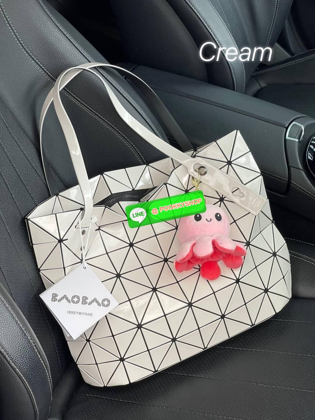 💕 Bao Bao Issey Miyake ROCK MATTE ซีรีส์นี้จะเป็นทรงสี่เหลี่ยมผืนผ้า มีซิปปิดด้านบน ถือเป็นรุ่นที่เหมาะกับการใช้งานในชีวิตประจำวัน สามารถพับมุมและบริเวณด้านล่างของกระเป๋าเพื่อเพิ่มความสะดวกสบายในการใช้งาน ทั้งยังช่วยให้วางกระเป๋าในแนวตั้งได้อีกด้ว