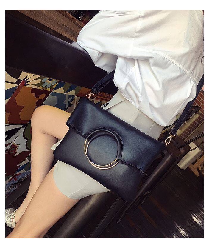 กระเป๋าสะพายข้างสีน้ำตาล กระเป๋าคลัชมือ แต่งห่วงทอง สวย แนว เท่ห์ๆคะ+กระเป๋าเล็ก ไซส์ลูก ด้านใน 2ชิ้น สุดคุ้ม สวยเก๋ มากคะ Size:ยาว29xสูง32xหนา4cm