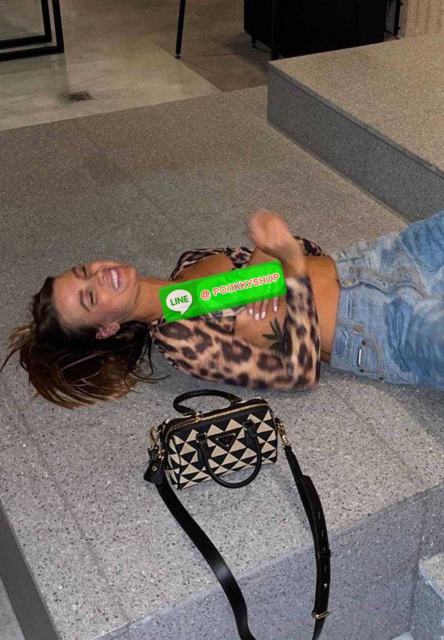 ✴️ห้ามพลาด!✴️PRADA FABRIC MICRO BAG VIP GIFT WITH PURCHASE (GWP) กระเป๋าพรีเมี่ยมกิ๊ฟ Limited จาก PRADA DUTYFREE COUNTER โดดเด่นที่วัสดุ Jacquard Fabric Micro ดีไซน์สวยคลาสสิคขนาดกำลังดี หูกระเป๋าประดับTagแบรนด์ถอดออกได้ ภายในมีโลโก้ ใส่มือถ