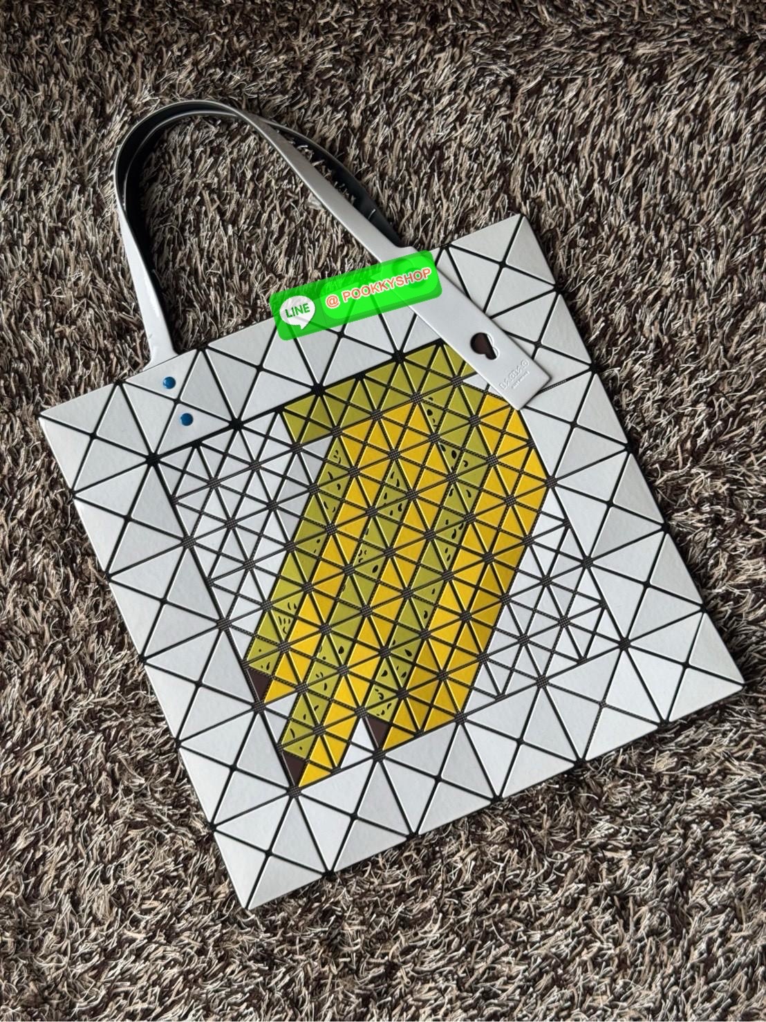 Baobao issey miyake Fruit กระเป๋าโท้ทซีรีย์รุ่นนี้มีลวดลายผลไม้น่ารัก ชิ้นส่วนตรงกลางถูกแทนที่ด้วยชิ้นส่วนต่างๆ ทําให้เกิดลวดลายดูมีมิติ เป็นขนาดที่เหมาะกับเอกสาร A4 และแล็ปท็อปขนาด 13 นิ้ว นอกจากนี้ยังมีกระเป๋าซิปด้านในที่สะดวกสําหรับจัดเก็บสิ่งของมีค่า