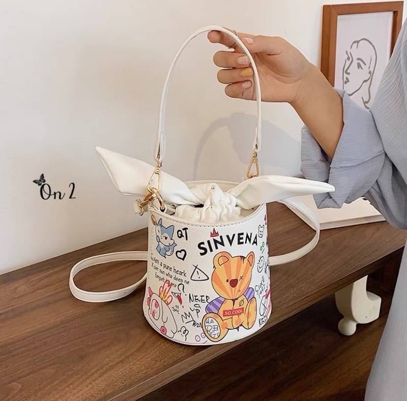 กระเป๋าสะพายทรงถัง หนังพิมพ์ลาย เปิดปิดแบบหูรูด อะไหล่ทอง มาพร้อมสายสะพายยาวครอสบอดี้ งานน่ารักมากค่ะ