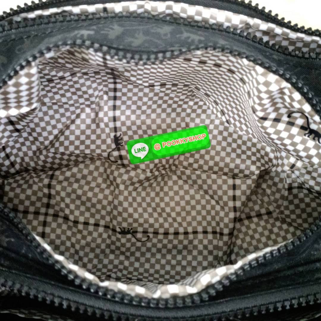 KIPLING RETH CROSSBODY BAG ซับในตาราง วัสดุ Nylon+polyester กระเป๋าสะพายข้างหรือ สะพาย Crossbody ได้ ช่องหน้าเปิด-ปิด ด้วยซิป พร้อมช่องแยกบ่อยด้านข้าง ช่องหลัก 2 ช่อง ด้านในโล่งกว้าง สามารถจุสัมภาระได้เยอะ พร้อมช่องซิปหลัง สายสะพายปรับระดับสั้น-ยาว ได้ fr