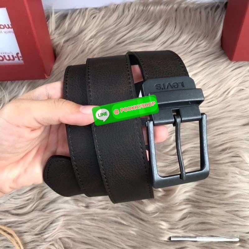 Levi's Leather Belt & Wallet Set เซตสุดคุ้ม กระเป๋าสตางค์หนังนิ่ม ด้านหน้าตกแต่งด้วยโลโก้แบรนด์ ด้านในมีช่องใส่รูป ช่องใส่บัตร และช่องใส่ธนบัตร 2 ช่อง มาพร้อมกับเข็มขัดสุดเท่ และที่เจาะรูเข็มขัดค่ะ