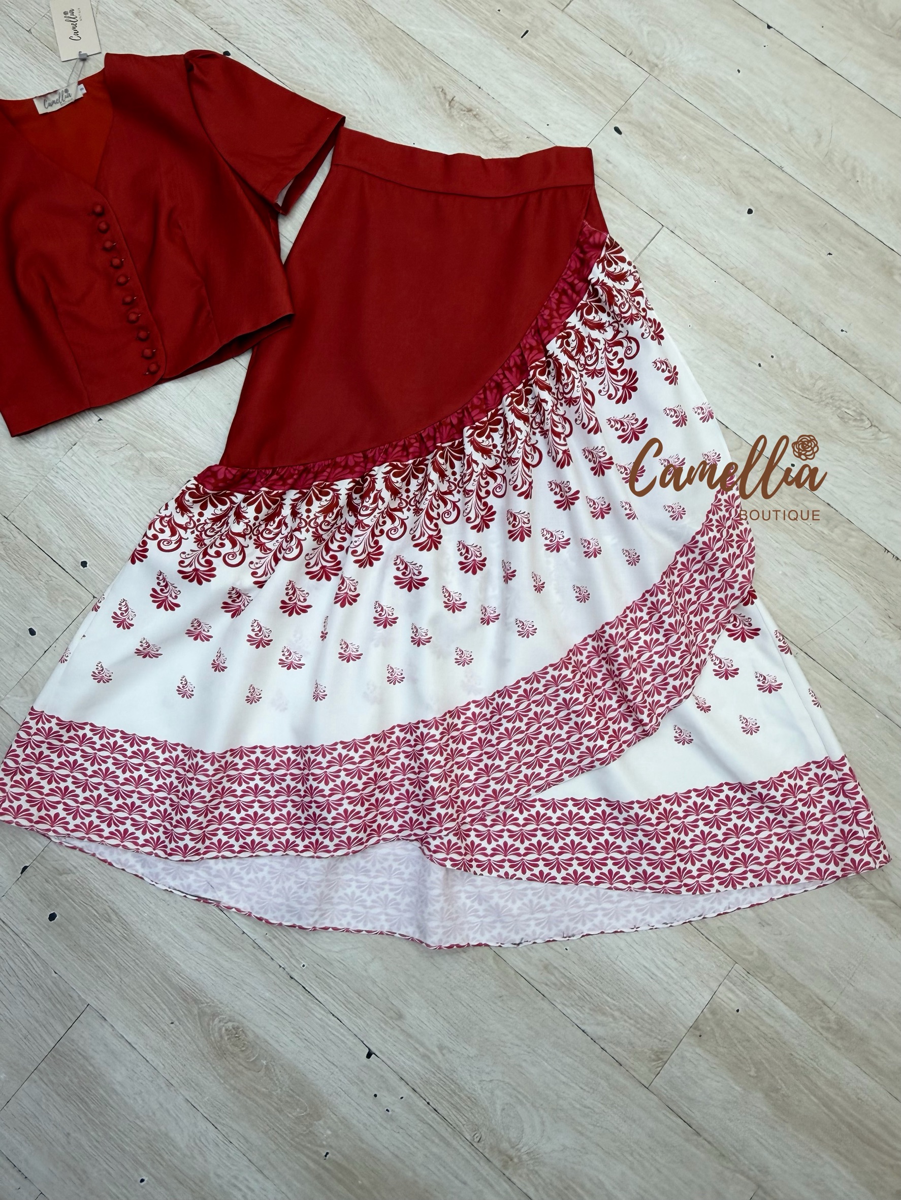 ชุดเซทแฟชั่น ชุดSet เสื้อคอปีนกระดุมหน้าสวยละมุนมากคะ มาคู่กับกระโปรงผ้าลายไทย