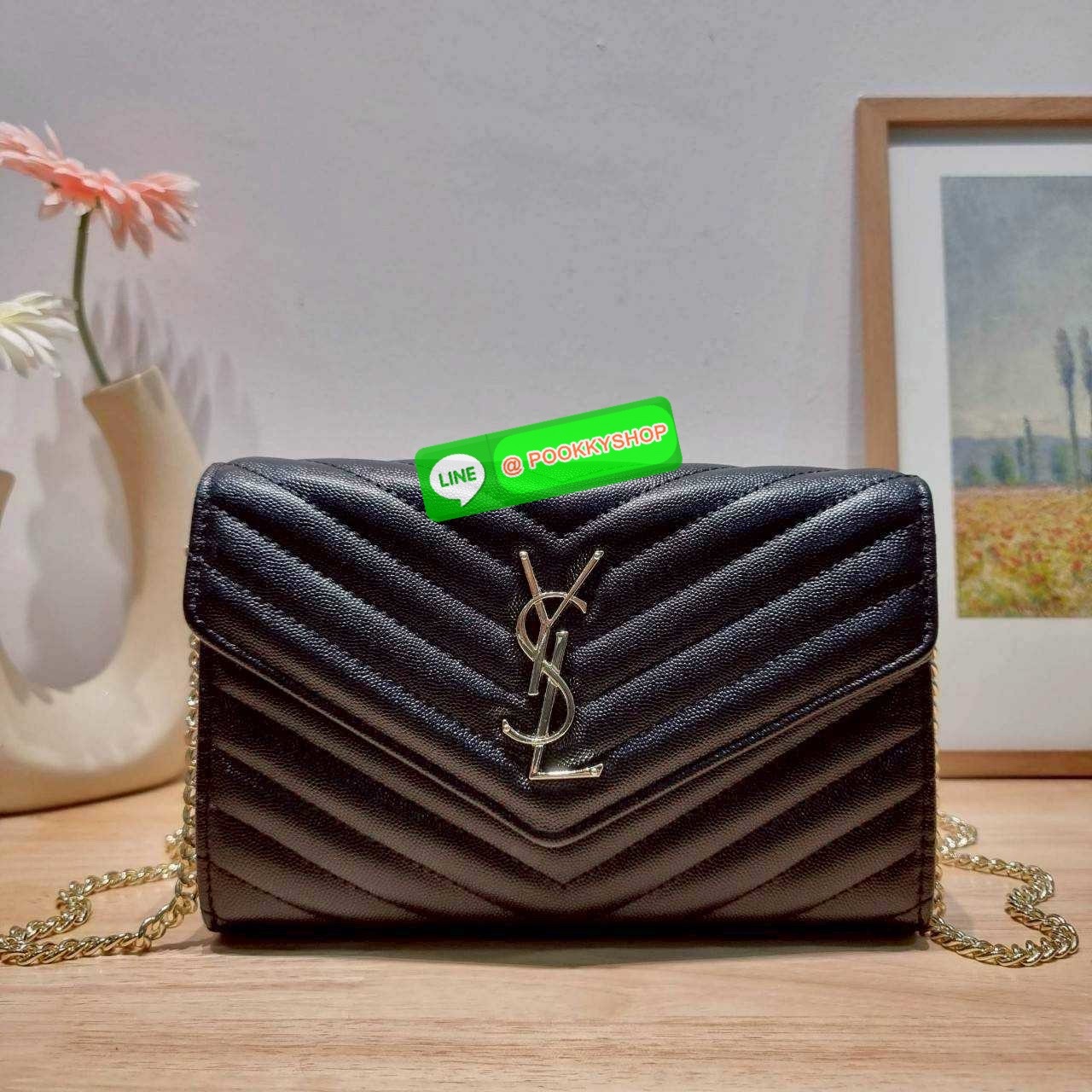 🔆 Model YSL clutch bag with chain ไม่เคยผิดหวังจริงๆ!! กับรุ่นที่สาวๆรู้กัน กระเป๋าสะพายพรีเมี่ยมกิ๊ฟ จากเคาน์เตอร์ vip dutyfree ทรง woc สุดฮอต ดีไซน์เรียบหรู โดดเด่นด้วยโลโก้ด้านหน้า เพิ่มดีเทลความผู้ดี ใช้งานง่ายเพียงแค่เปิด-ปิดด้วยกระดุมแม่เหล็