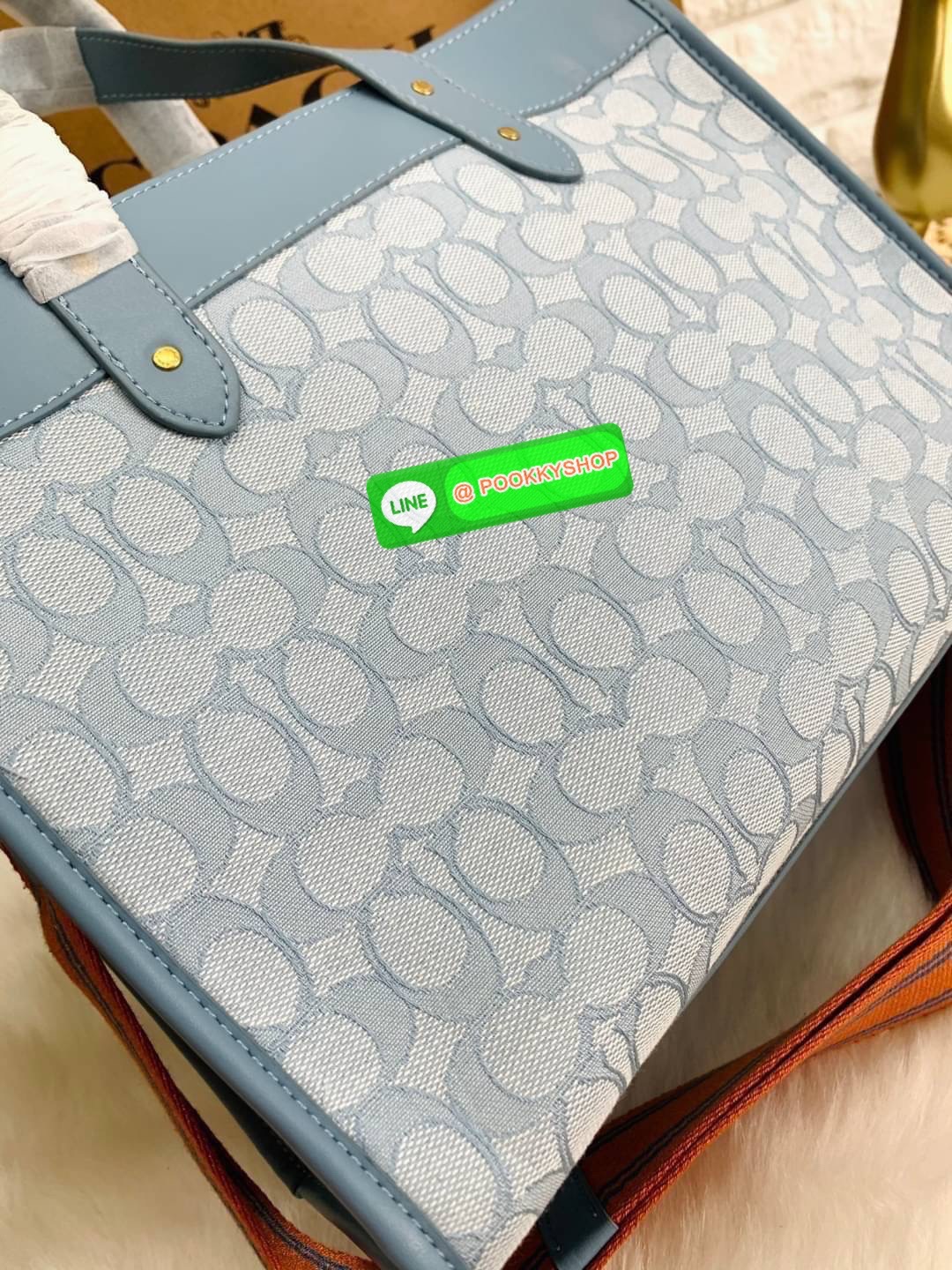 COACH TOTE FIELD JACQUARD BAG ((C3282)) กระเป๋าหิ้ว//สะพายข้าง JacquardลายC+หนังแท้ สวยงามลงตัวมากๆค่ะ ปากกระเป๋าเปิดปิดแบบกระดุมแม่เหล็ก ภายในกว้าง สาวๆที่สัมภาระเยอะบอกเลยเหมาะมากค่ะ