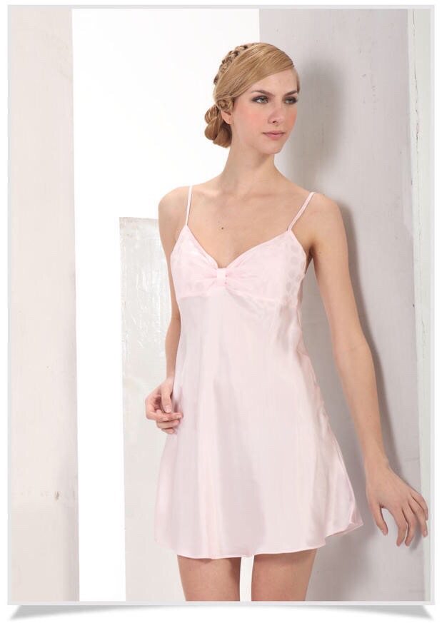 ชุดนอนเซ็กซี่ เซ็ท ชุดคลุมนอนซีทรู เกรดหรู เนื้อผ้าไหมเกรดพรีเมี่ยม สีชมพู อมพีชอ่อน สีหวานสวย ลุคคุณหนู