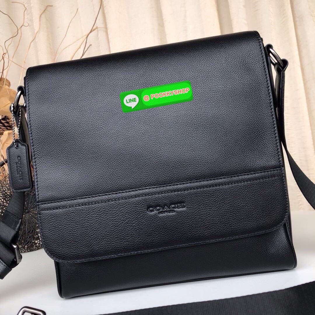 Coach F73339 F73340 – Hudson Crossbody Bag in Signature Embossed Leather “จะวันทำงานหรือวันสบาย ๆ แค่สะพายใบนี้…ก็เหมือนใส่ความเท่ติดตัวไว้แล้ว” Coach Hudson Crossbody F73340 กระเป๋าหนังแท้ลาย C ปั๊มลึก ทรงเหลี่ยมเรียบหรู โทนดำทั้งใบ เหมาะกับผู้ชายที่อยาก