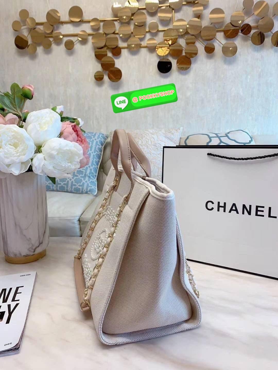 premium gift Chanel Tote canvas จากแบรนด์ Chanel กระเป๋าสะพาย Chanel Tote canvas โลโก้ปักกระเป๋าทรง Tote ผ้า canvas เนื้อหนาอย่างดีมีซับใน ด้านหน้าปักโลโก้ไข่มุกแบรนด์หรู หูจับมี 2 แบบคือ แบบสายหนัง และ โซ่ สามารถสะพายไหล่ได้คะ ใบใหญุจุของคุ้ม แต่น้ำหนักเ
