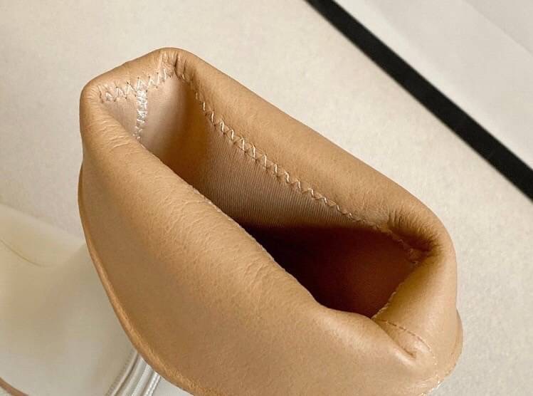 พร้อมส่ง บูทขนาดกลาง 999 งานสวยมาก ส้นแต่งลายไม้เก๋ หนังนิ่ม น้ำหนักพอดี มีซิปเพื่อง่ายเวลาสวม ทรงปลายเก๋มาก สวยมาก