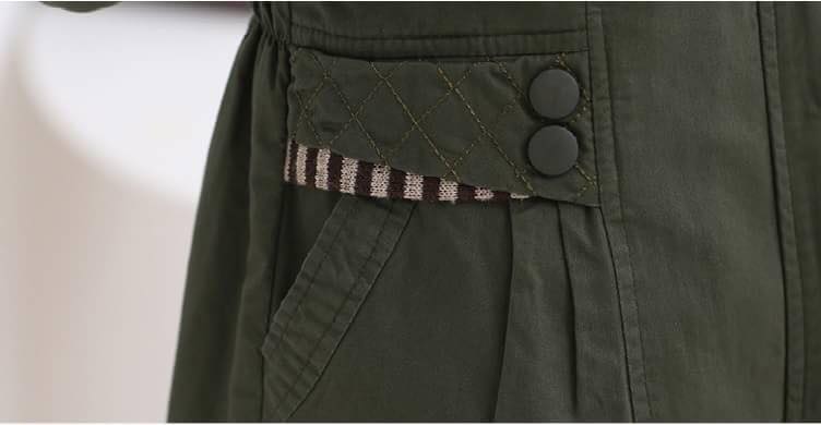 เสื้อกันหนาวแฟชั่นนำเข้า : เสื้อกันหนาวแฟชั่น พร้อมส่ง สีเขียวขี้ม้า สม๊อคช่วงเอว ดีเทลสายคาดด้านหลัง น่ารัก แต่งจั๊มปลายแขน มีซิบรูด ติดด้วยกระดุมแป๊ก มีฮูท เท่ห์สุดๆ กระเป๋า 2 ข้างใช้งานได้ มีซับในค่ะ