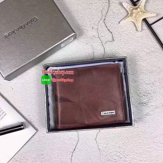 New arrival!!! พร้อมส่ง Calvin Klein Wallet กระเป๋าสตางค์แบบพับ 2 ตอนสำหรับผู้ชาย ตัวกระเป๋าเป็นหนังลวดลายโดดเด่นดูไม่จำเจ ด้านในมีช่องใส่บัตร ใส่ธนบัตรแยกเป็นสัดส่วน ไม่ว่าจะใช้เองหรือเป็นของขวัญก็คุ้มค่าน่าใช้มากค่า