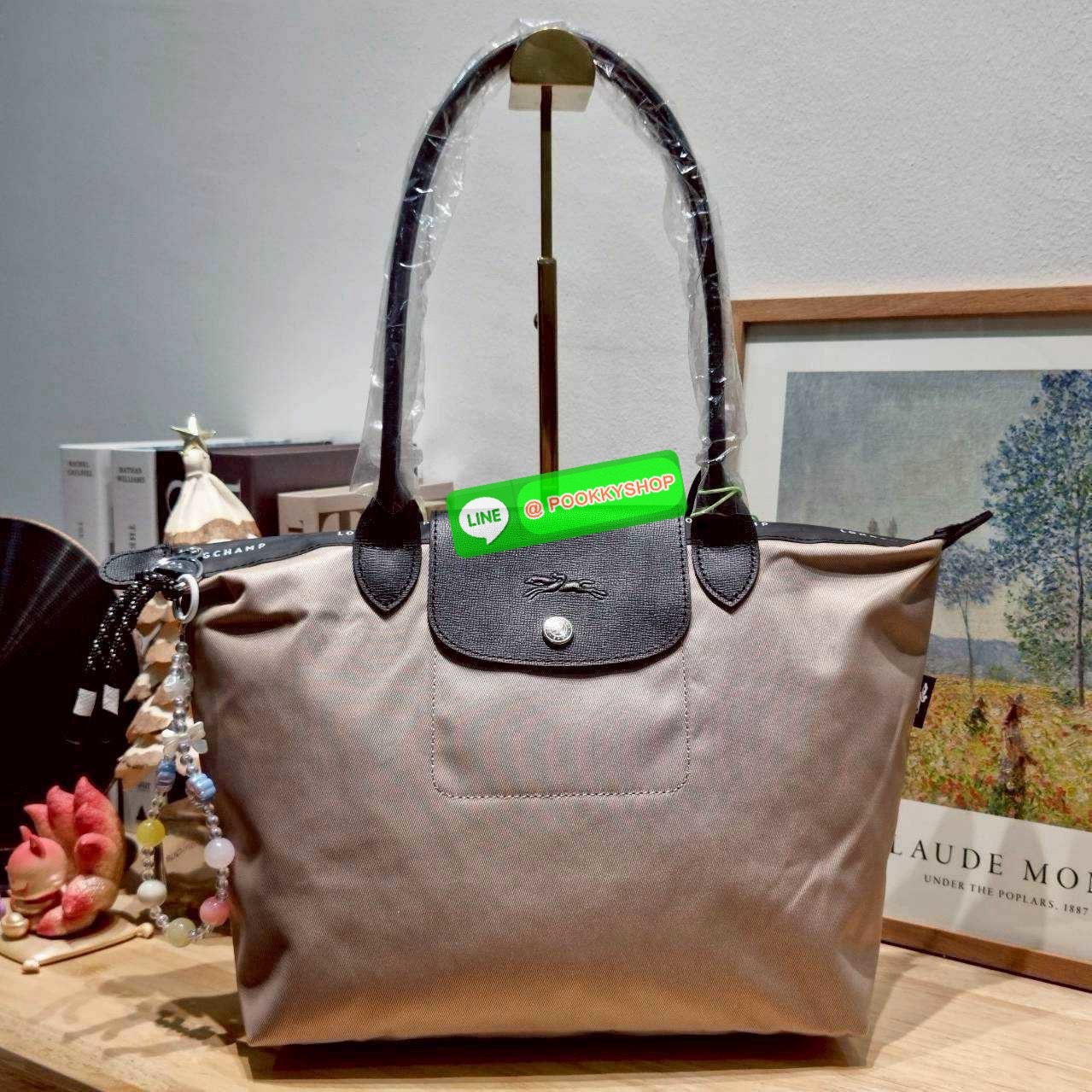 Longchamp le pliage energy M tote bag 🔆 Details เป็นอีกรุ่นที่แรงมาก จึ้งมาก! กระเป๋าสะพายไหล่ทรงโท้ท รุ่นยอดฮิต ดีไซน์ใหม่ให้ความสปอร์ตตี้มากขึ้น มาพร้อมขนาดใหม่ที่หลายๆคนรออยู่ น้ำหนักเบา ดีไซน์เรียบง่าย แต่ดูแพง ปากกระเป๋าออกแบบให้มีฝาปิดและซิป