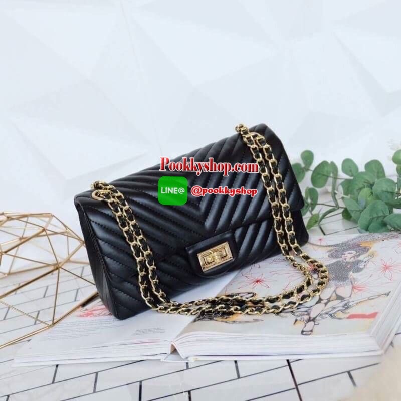 มาเพิ่มละค่า งาน Best Seller พร้อมสีใหม่สวยๆ มาให้เลือกเพิ่มอีก 2 สี !! KEEP รุ่น shoulder chevron chain handbag สวย หรู มากๆ เลยน๊า กระเป๋าอยู่ทรง หนังตัวใหม่ Microfiber สวย ทนกว่าเดิม ตัวกระเป๋าเย็บประณีต สายโซ่ปรับ สั้น ยาวได้คะ ภายในสีแดง มีช่องใส่ของ