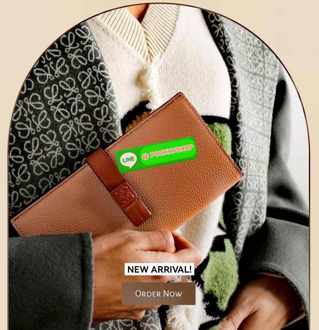 ✴️Don't Miss!✴️NEW! LOEWE LONG WALLET BAG VIP GIFT WITH PURCHASE-GWP กระเป๋าพรีเมี่ยมกิ๊ฟ Limited จาก LOEWE DUTYFREE COUNTER วัสดุหนังแท้เทคเจอร์สวยอยู่ทรงปั้มโลโก้แบรนด์ด้านหน้าเปิดปิดด้วยกระดุม ภายในมีช่องใส่ธนบัตรหลายช่อง ช่องหลักสาม