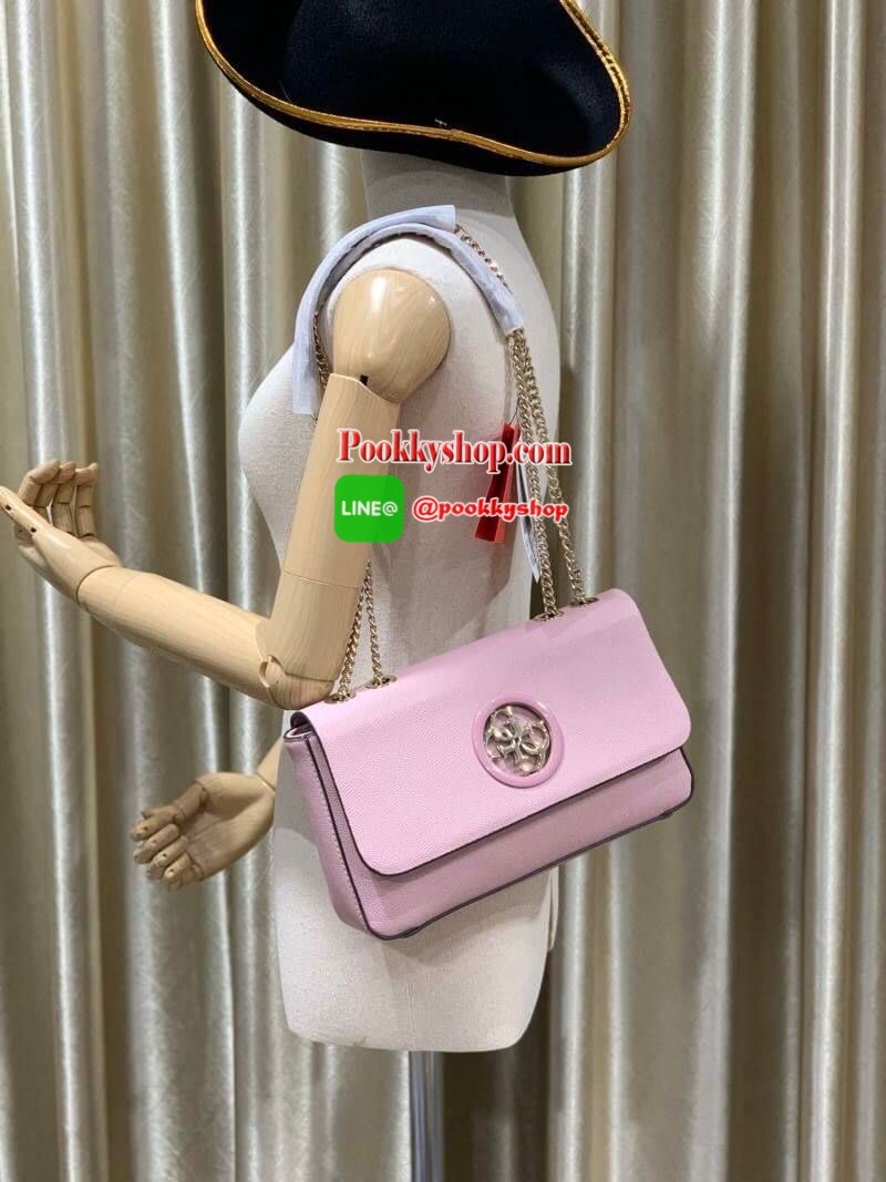 Guess Open Road Crossbody bag กระเป๋าสะพายข้างรุ่นใหม่ชนช้อปจากGuess สะพายได้ทั้งสายคู่และสายเดี่ยวในสไตล์ครอสบอดีร์ก็ได้ สายสะพายโซ่ต่อหนังไม่เจ็บบ่า วัสดุหนังsynthetic เปิดปิดด้วยกระดุมแม่เหล็ก2ตำแหน่ง ภายในใช้งานหลัก ช่องมือถือ และช่องซิป ใส่มินิไอแพค/