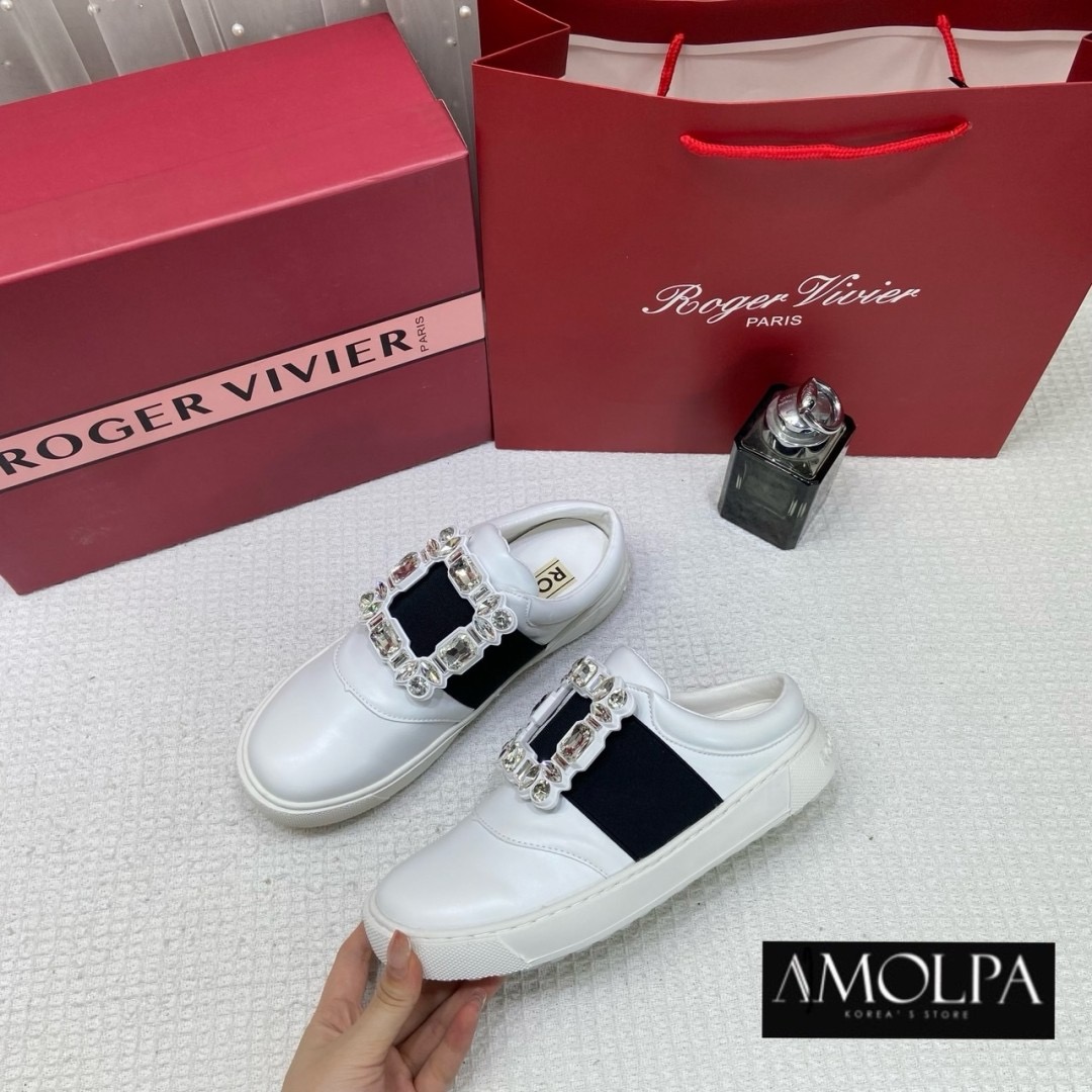 เข้าเพิ่มมมแล้วค้า รุ่นเปิดส้น ใส่สบาย สะดวกกกมากก แอ๊ดเก็บแล้วค้า รุ่นนี้พรีเมียมมาก บอกเลยว่า ไม่ผิดหวังค่ะ สวยยยจริง Hiend 1:1 ROGER VIVIER WOMEN SNEAKER อุปกรณ์ครบ ตามช๊อป รุ่นนี้คือแบบบว่า ... พูดได้คำเดียว ว่าต้องมี!!! เป๊ะ ปัง ปั๊วะ มากกกค่าลูกค้า