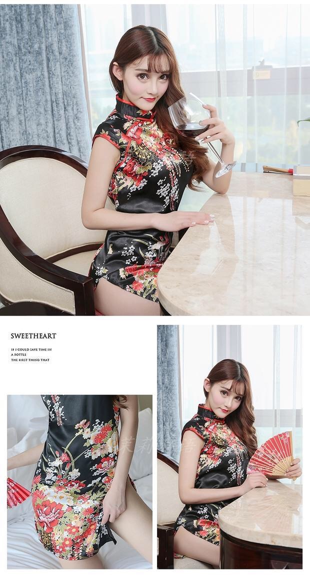 ชุดกี่เพ้าประยุกต์ ชุดกี่เพ้า สาวหมวยอินเตอร์ สีดำ ลายดอกไม้ แต่งแหวกข้าง