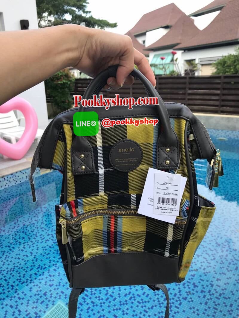 Anello Checked Hinge Clasp Mini Backpack เปิดตัวคอลเลคชั่นใหม่ปลายปีสุดน่ารัก วัสดุผ้าแคนวาสลายสก็อต และขอบบนล่างและด้านหลัง วัสดุpu โลโก้แบรนด์ด้านหน้าตัดหนังทรงกลม จุดเด่นในการใช้งานยังคงเหมือนเดิม ต่างที่ขนาดจะเล็กกว่ารุ่นออริจินัลไซส์มินินิดเดียว ผู้ใ