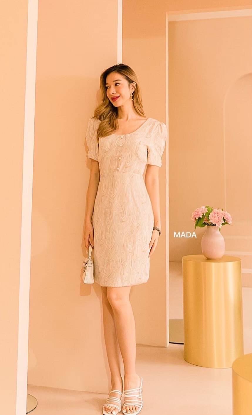 Dress ผ้าลายแขนตุ๊กตาพองปลายแขนเป็นยางด้วยค่ะรุ่นนี้ แต่งกระดุมช่วงอก ทรงเข้ารูปต่อเอวใส่ออกมาคือพอดีตัว ผ้าสวยเนื้อนิ่มลื่น ใส่สบาย งานซับในเย็บเก็บชาย ซิปหลังซ่อน