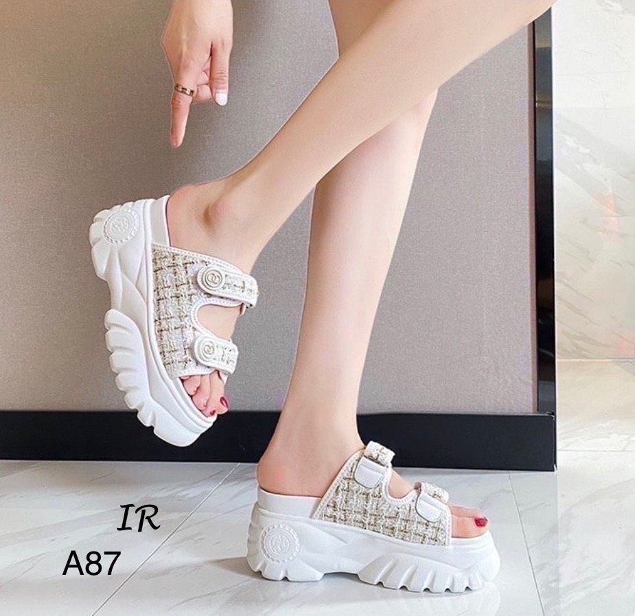 รีพีทแบบขายดีรอบ17!!! พร้อมส่ง สินค้านำเข้า!!! เดินให้ปังทุกรันเวย์ กับรองเท้าส้นตึกที่สวยที่สุด สไตล์chanel ผ้าทวิตด้านในซับหนัง สาดคาดตีนตุ๊กแก ปรับให้กระชับได้ ส้นสูง 3 นิ้ว ทรงสโลปใส่สบายมาก ของต้องมี ทุกที่ที่ไปต้องสวยค่า