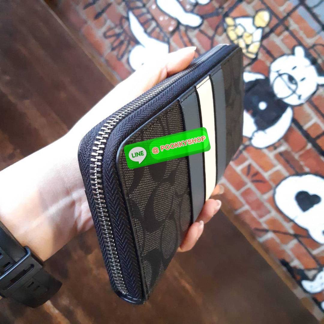 COACH F26070 MEN LONG WALLET IN SIGNATURE CANVAS WITH VARSITY STRIPE รุ่นใหม่ล่าสุด!! กระเป๋าสตางค์แถบฟ้าขาวใบยาว ดีไซน์ใหม่ สวยดูหรู ถือใช้กำลังเหมาะมือ วัสดุหนังแคนวาสเคลือบลาย เปิด-ปิดด้วยซิปรูดรอบใบ ด้านในเป็นหนังแท้ ใส่บัตรได้เยอะ ใส่ธนบัตรได้ทุกชนิด