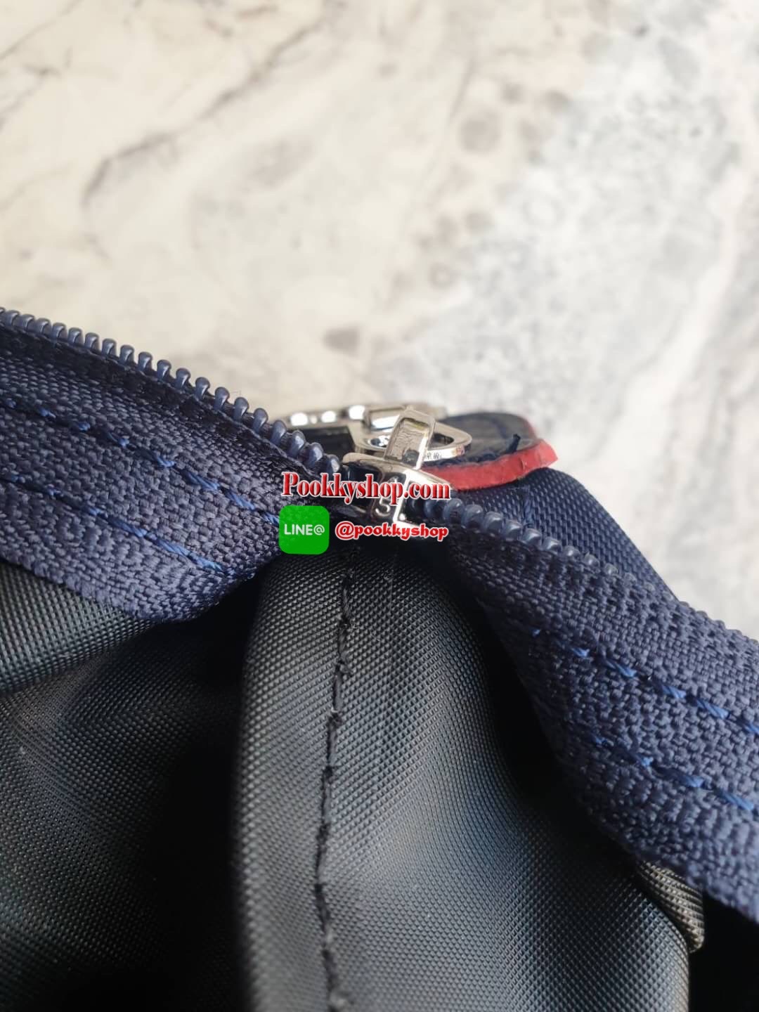 Longchamp Le Pliage Club Tote Bag Size L หูยาว วัสดุเนื้อผ้า Nylon Canvas เคลือบกันนำ้ ตัดด้วยหนังแท้ที่มีน้ำหนักเบา ดีไซน์เรียบง่ายแต่เต็มไปด้วยความคลาสสิก จนเป็นที่ชื่นชอบไปทั่วโลก Longchamp ปรับโฉม LE PLIAGE ด้วยการปักลายรูปม้า-ตราสัญลักษณ์ของแบรนด์บนผ