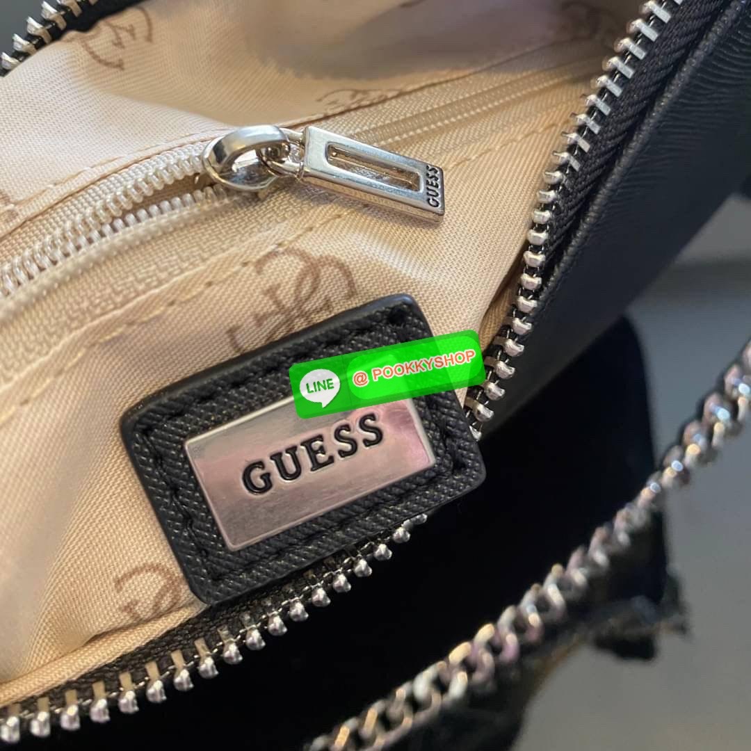รุ่นใหม่ล่าสุด GUESS SHOULDER BAG ซื้อ1ได้ถึง2ไอเท็ม กระเป๋าพอชรูปทรงสวย เปิด-ปิดด้วยซิปด้านในโล่งกว้างมีช่องซิปใส่ของจุกจิก เพิ่มความน่ารักด้วย กระเป๋าใส่เหรียญใบเล็กทรงกลม เฝสามารถถอดใช้แยกได้ มาพร้อมสายโซ่สะพายไหล่ และสายสะพายยาวสามารถปรับระดับได้ฟรีไซ