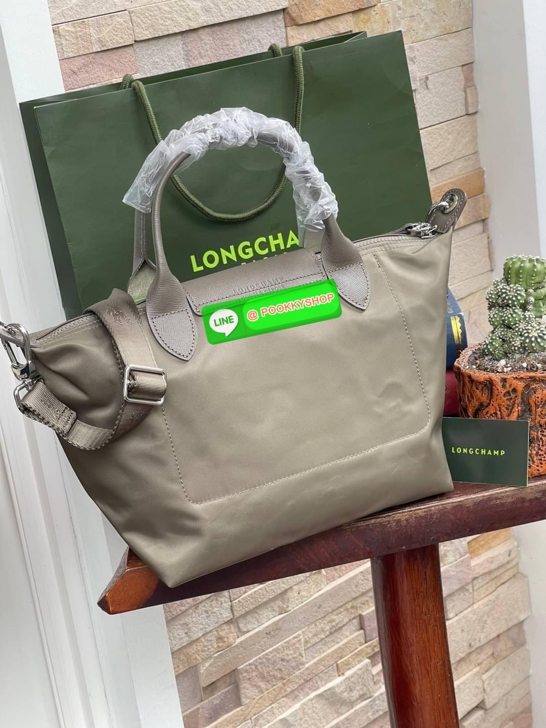 💕Longchamp LE PLIAGE NÉO TOP HANDLE BAG (small size) อีกหนึ่งรุ่นยอดนิยม ที่สาวๆ ต้องมีไว้เก็บไว้สักใบ กระเป๋าโท้ทใบนี้ มาพร้อมกับสีที่มีสไตล์เรียบง่าย มีสายสะพายยาวปรับสั้นยาวได้ช่วยให้คุณสามารถสะพายไหล่ได้อย่างสบาย ในตัวสายปักโลโก้อันเป็นสัญลักษ