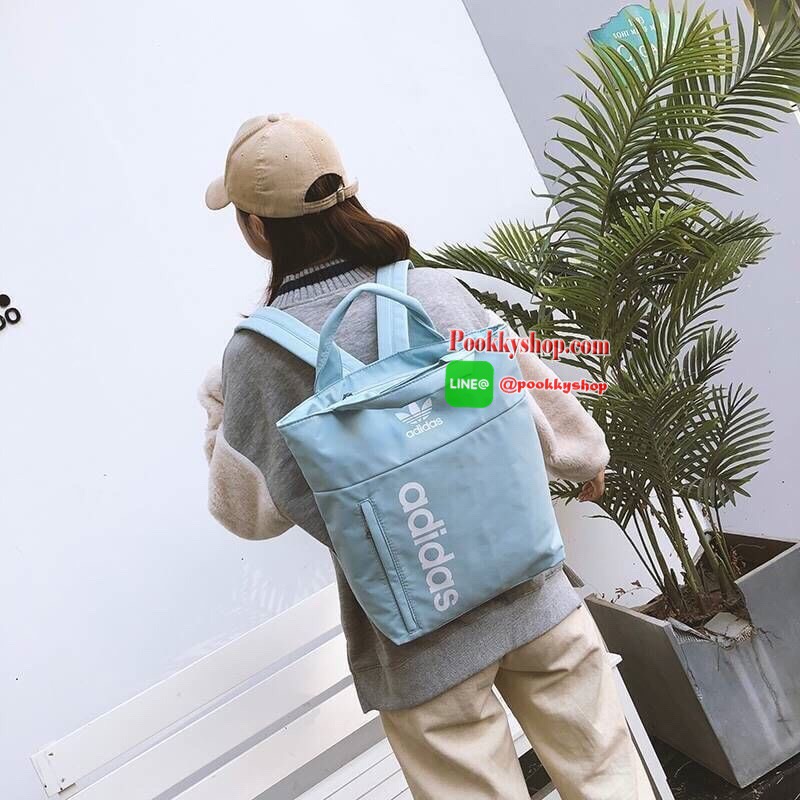 Adidas Handbag & Backpack กระเป๋าเป้ใช้ได้ทั้งชายหญิง ขนาดกำลังดี น้ำหนักเบา ด้านหน้าสกรีนโลโก้แบรนด์ เปิดปิดด้วยซิปสะดวกใช้ หูจับถนัดมือ สายสะพายยาวเลื่อนปรับได้ตามต้องการด้านหน้ามีช่องซิปเก็บของหยิบใช้ง่าย ภายในมีช่องซิปแยกเก็บของ ช่องหลักสามารถใส่ Note