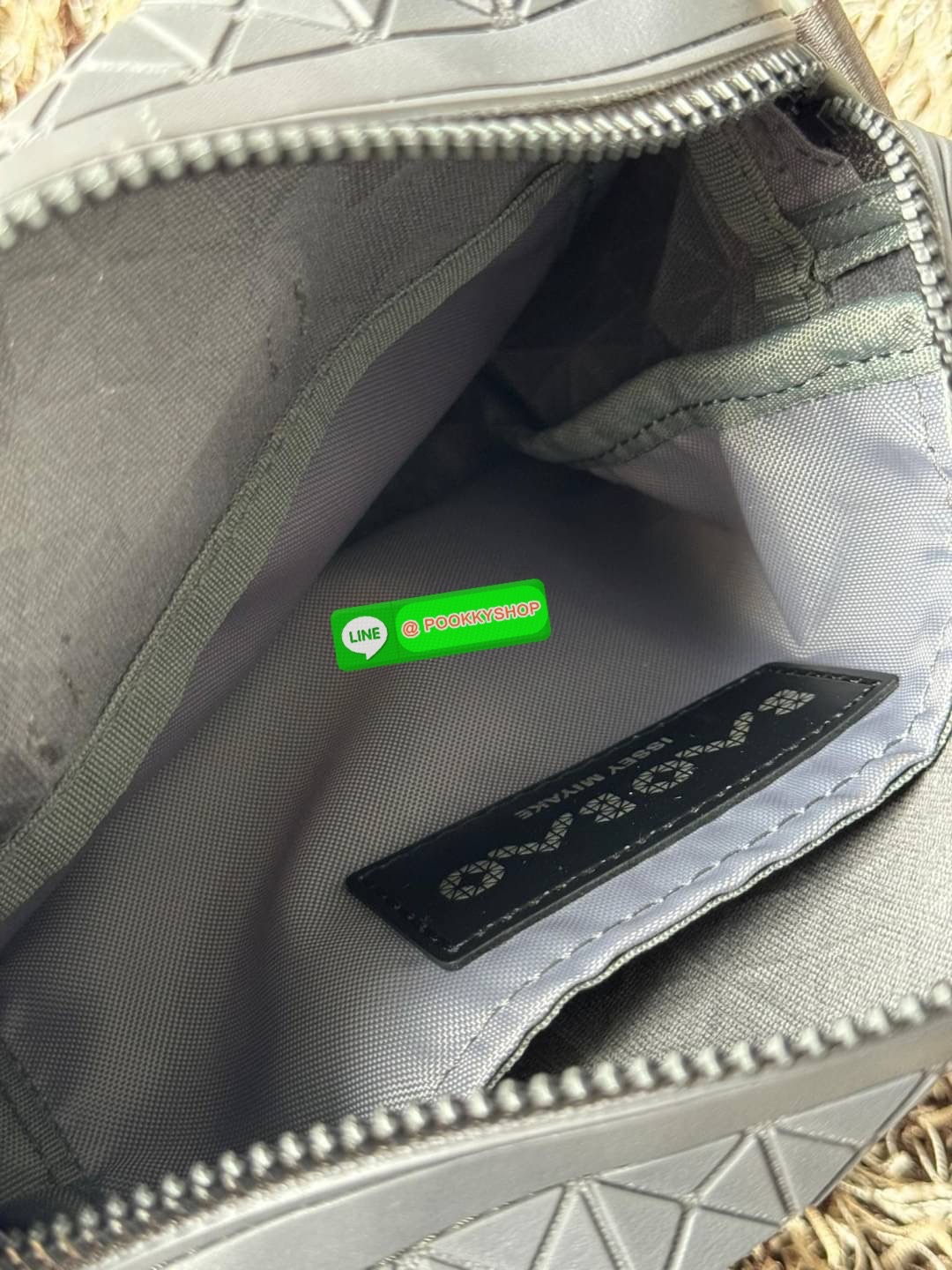 Bao bao issey miyake VOYAGER Shoulder Bag กระเป๋าสะพายข้างใบนี้มีสายสะพายปรับระดับได้ มีซิปเปิดปิดด้านบน และช่องแบบเปิดด้านใน ช่องกระเป๋าด้านนอกปิดด้วยปุ่มแม่เหล็ก มีขนาดที่สะดวกสำหรับเก็บสิ่งของจำเป็นทั้งหมดของคุณ VOYAGER คือเพื่อนร่วมเดินทางที่สมบูรณ์แบ