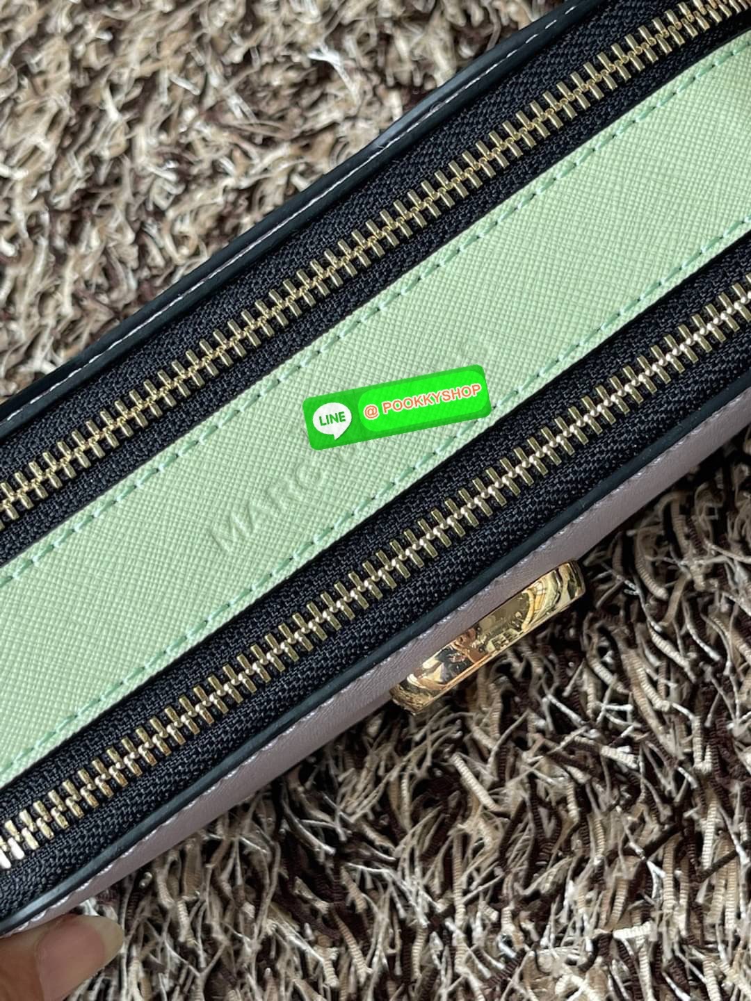 Marc Jacobs Snapshot Bag กระเป๋าแบรนด์ดังจากสัญชาติอเมริกัน นับได้ว่ารุ่นนี้เป็นรุ่นทรงฮิตของ marc jacobs เลยทีเดียว โดยด้านหน้ากระเป๋าจะเป็นโลโก้แบบโลหะที่เป็นสัญลักษณ์ของแบรนด์นี้ มาพร้อมสายสะพายที่จะสะพายยังไงก็ดูโดดเด่น เพราะขนาดใหญ่ที่สกรีนตัวอักษร m