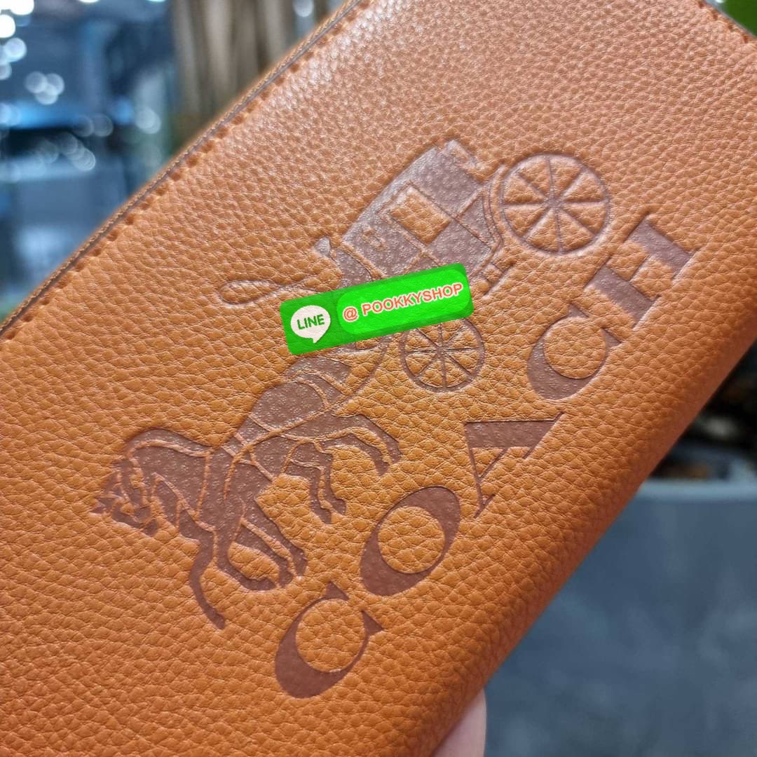 COACH C3548 LONG ZIP AROUND WALLET WITH HORSE AND CARRIAGE พร้อมเสิร์ฟความหรู กับคอลใหม่ สีสวย ผู้ดีขับผิวมาก กระเป๋าสตางค์ใบยาวกึ่งคล้องมือ เรียบหรู โดดเด่นด้วยโลโก้เอกลักษณ์ วัสดุหนัง pepble ทนทาน มาพร้อมสายคล้องมือ ถอดออกได้ ภายในใส่บัตรได้เยอะ มีช่องซ