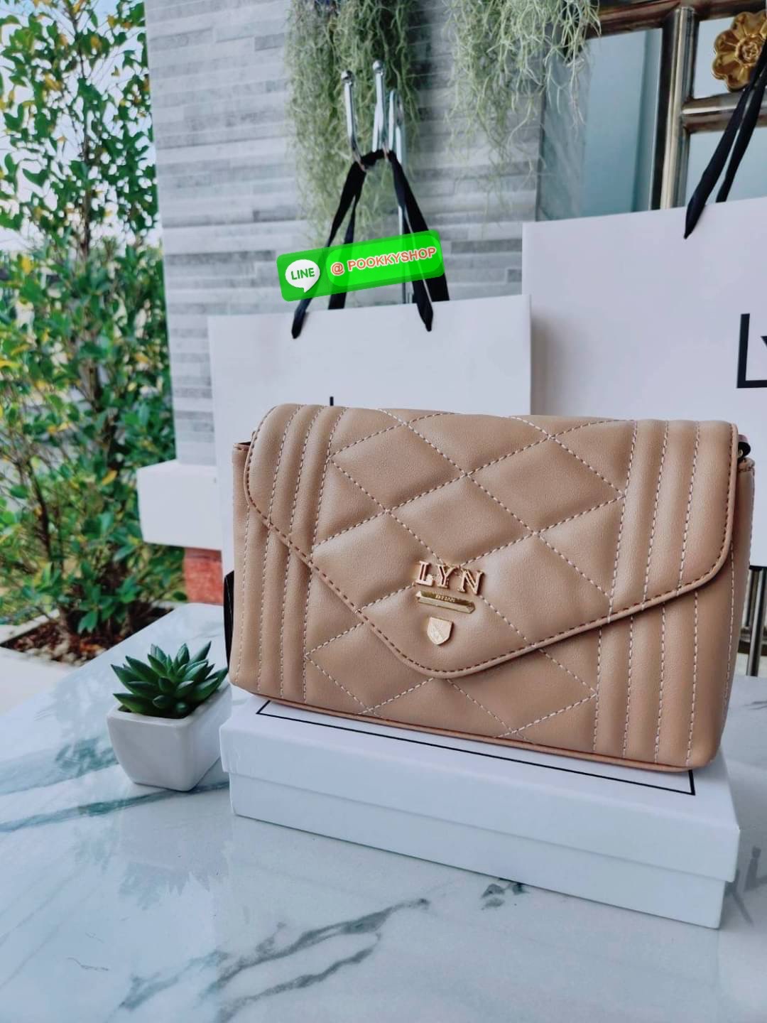 กระเป๋า Lyn สะพายข้าง คอลเล็คชั่นใหม่ มีใบลูกด้วยนะคะ สายสะพาย sport สามารถปรับระดับได้ค่ะ ด้านในใบแม่แบ่งเป็น 2 ช่องใช้งาน