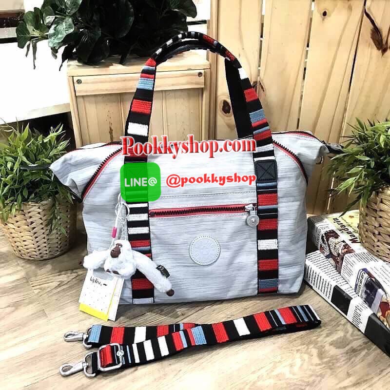 พร้อมส่ง NEW! KIPLING ART NYLON HANDBAG กระเป๋าถือหรือสะพายรุ่นแนะนำวัสดุ Nylon+Polyester100% น้ำหนักเบา โดดเด่นที่สามารถรูดซิปมุมกระเป๋าเปลี่ยนทรงได้ไม่จำเจ มีหูหิ้วสะพายไหล่เเละสายยาว crossbody เลื่อนปรับระดับได้ มือจับหูหิ้วเป็นหนังปั้มโลโก้ เปิดปิดด้ว