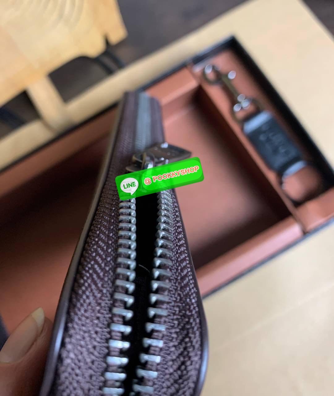 COACH ACCORDION ZIP WALLET IN SIGNATURE CANVAS กระเป๋าสตางค์ใบยาว ซิปรอบ ใช้งานง่าย ด้วยฟังค์ชั้น ด้านใน ใส่บัตรได้จุใจ มีช่องซิปใส่เหรียญตรงกลาง โดนใจหลายๆคนไปเรียบร้อยและคลาสสิค เรียบหรูดูแพงตลอดกาล ยกให้รุ่นนี้เลย