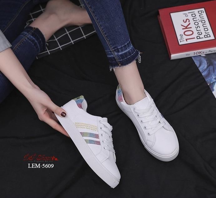 สินค้าพร้อมส่ง รองเท้าผ้าใบนำเข้า วัสดุผ้าหนัง PU ดีไซน์ด้านข้างตาดแถบเส้นกริตเตอร์ เล่นแสงเล็กน้อย แมทง่ายกับทุกชุดค่ะ