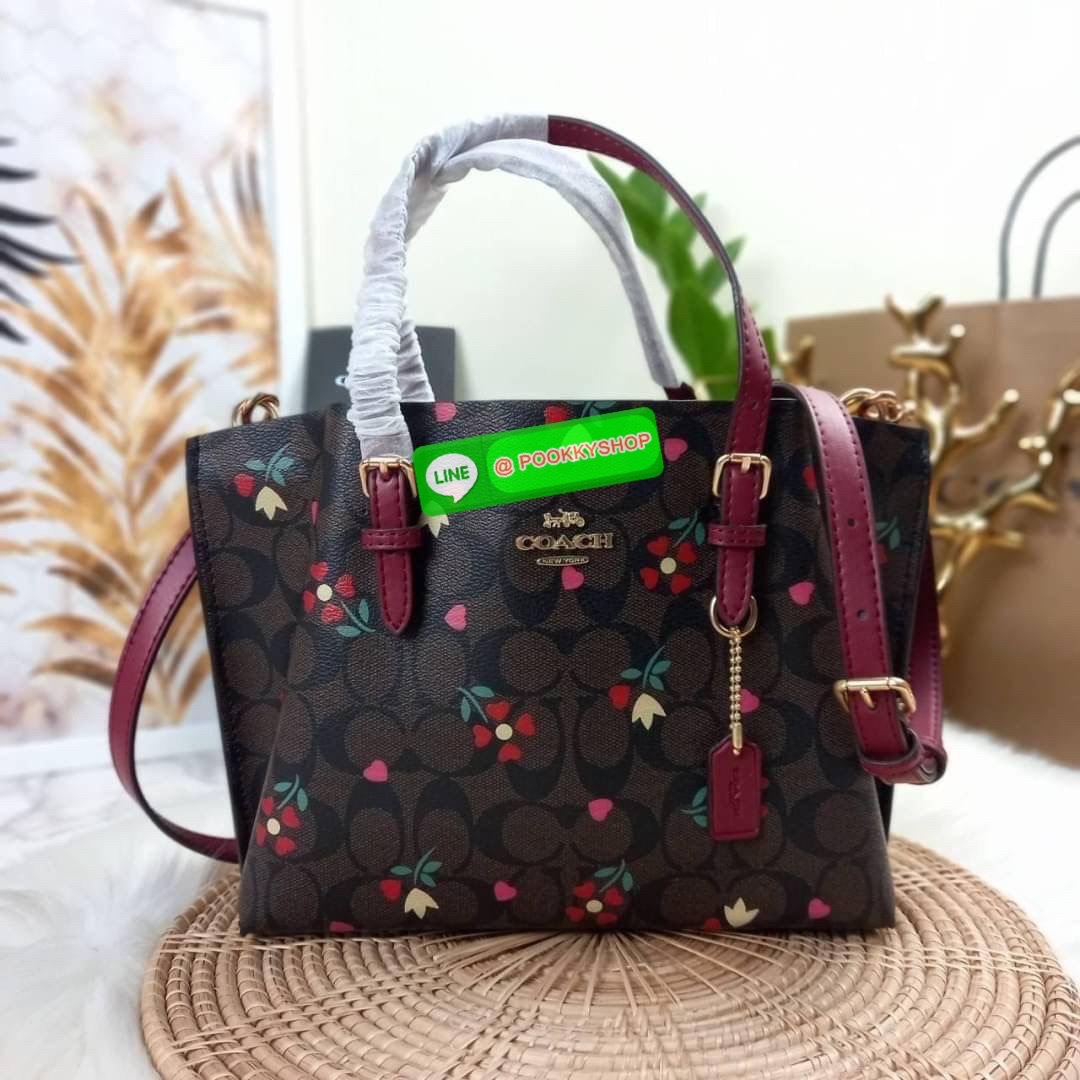 NEW IN ไม่หลงรัก ทำไงไหว COACH MOLLIE TOTE 25 IN SIGNATURE CANVAS WITH SNOOPY (COACH C4250) กระเป๋าถือ กระเป๋าสะพาย รุ่นฮิต พิมพ์ลาย น่ารักเกินเบอร์ได้อีก// ขนาดเหมาะมือ มีสายสะพายยาว ถอดและปรับระดับได้ //วัสดุแคนวาส ผสมหนังแท้ ขึ้นทรงสวย ลาย SIGNATURE ด้