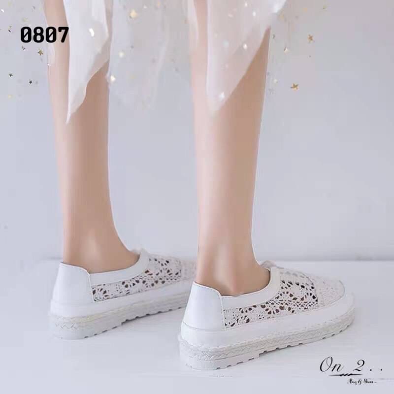 สวยแค่ไหนถามใจดู รองเท้าผ้าใบลูกไม้งานจริงสวยมากก ใส่ง่ายด้านหน้าเป็นยางยืด พื้นเสริมกันลื่นใส่เข้ากับชุดง่ายได้ทุกชุด มา2สี