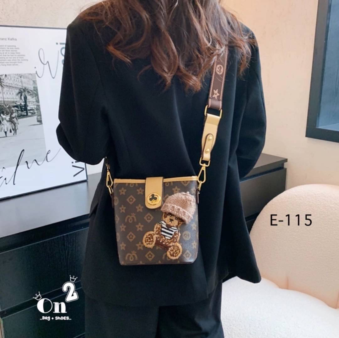 กระเป๋าสะพายแฟชั่นทรง tote งานสไตล์แบรนด์ หนังลายโมโนแกรม หน้าแต่งน้องหมีใส่หมวกน่ารักมากค่ะ ขนาดกำลังดีใช้งานง่าย มาพร้อมสายสะพายยาว