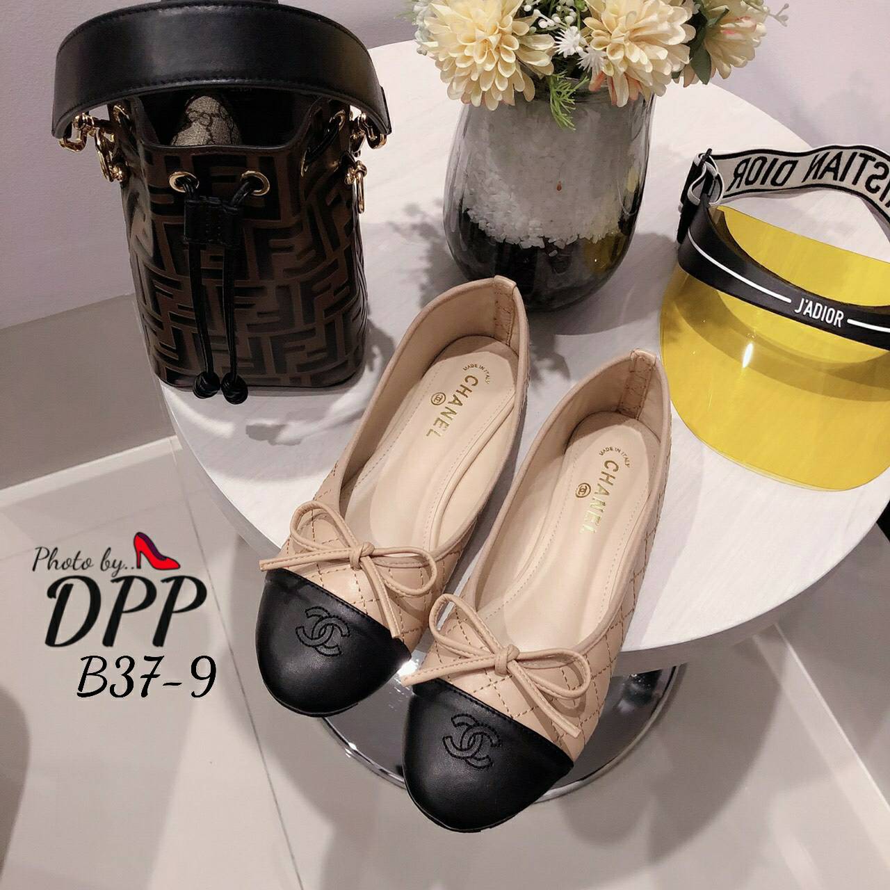 B37-9 พร้อมส่ง รองเท้าคัทชู ทรงหัวมน งานขายดี CHANEL หน้าโบว์ วัสดุทำจากหนังนิ่มตัดต่อทูโทนหัวดำ งานเดินเส้นตาราง งานใส่สบาย เป็นรองเท้าที่ใส่ได้ทุกวัน เข้ากับเสื้อผ้าทุกชุด ทรงสวมมาก