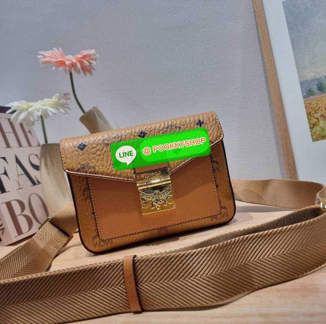 MCM SMALL MILLIE CROSSBODY IN VISETOAS กลับมาแน่นๆกับไอเท็มสุดฮิต!! ดาราเซเลปใช้กันเพียบ กระเป๋าสะพายข้าง ดีไซน์กึ่งสปอร์ต แต่แฝงความหรูในตัว ใช้งานง่ายด้วยขนาดที่พอเหมาะ และสายสะพายสปอร์ตที่สะพายคาดได้สะดวก จะสะพายข้าง สะพายแบบคาดอก ก็ดูดีไปหมด เปิด-ปิดด