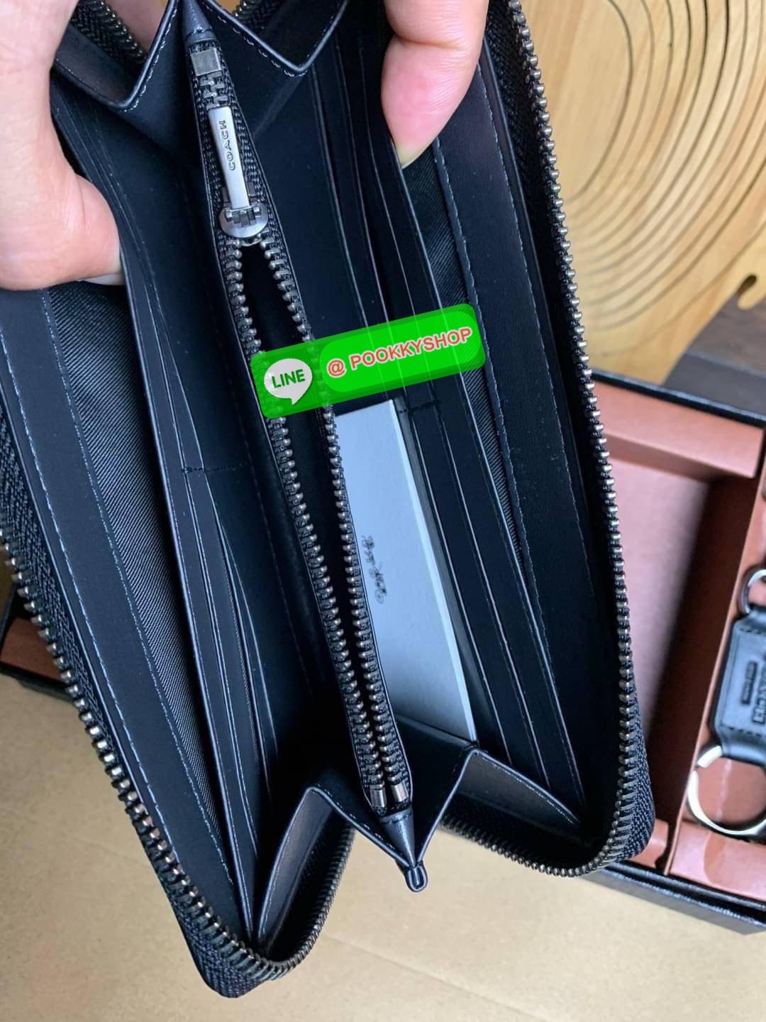 COACH ACCORDION ZIP WALLET IN SIGNATURE CANVAS กระเป๋าสตางค์ใบยาว ซิปรอบ ใช้งานง่าย ด้วยฟังค์ชั้น ด้านใน ใส่บัตรได้จุใจ มีช่องซิปใส่เหรียญตรงกลาง โดนใจหลายๆคนไปเรียบร้อยและคลาสสิค เรียบหรูดูแพงตลอดกาล ยกให้รุ่นนี้เลย
