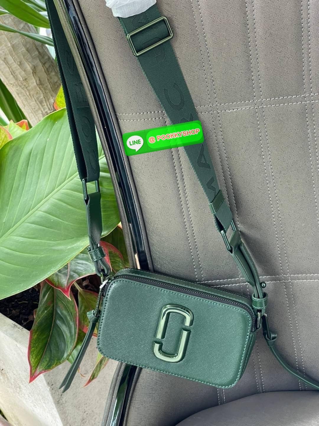 💕 Marc Jacobs Snapshot Bag กระเป๋าแบรนด์ดังจากสัญชาติอเมริกัน นับได้ว่ารุ่นนี้เป็นรุ่นทรงฮิตของ marc jacobs เลยทีเดียว โดยด้านหน้ากระเป๋าจะเป็นโลโก้แบบโลหะที่เป็นสัญลักษณ์ของแบรนด์นี้ มาพร้อมสายสะพายที่จะสะพายยังไงก็ดูโดดเด่น เพราะขนาดใหญ่ที่สกรีน