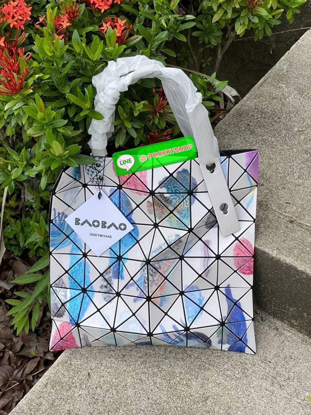 Baobao Issey Miyake Creature Geo Flat Tote Bag คอลเลคชั่นใหม่ล่าสุด ที่ผสมผสานแพทเทิร์นลวดลายใหม่อันน่าสนใจเอาไว้ เป็นซีรีส์ที่ถ่ายทอดถึงความงดงามของรูปทรงที่เคลื่อนไหวอย่างอิสระ ซึ่งถูกรังสรรค์ขึ้นตามห้วงอารมณ์อย่างไม่มีรูปแบบ ตำแหน่งการจัดวางแพทเทิร์นขอ