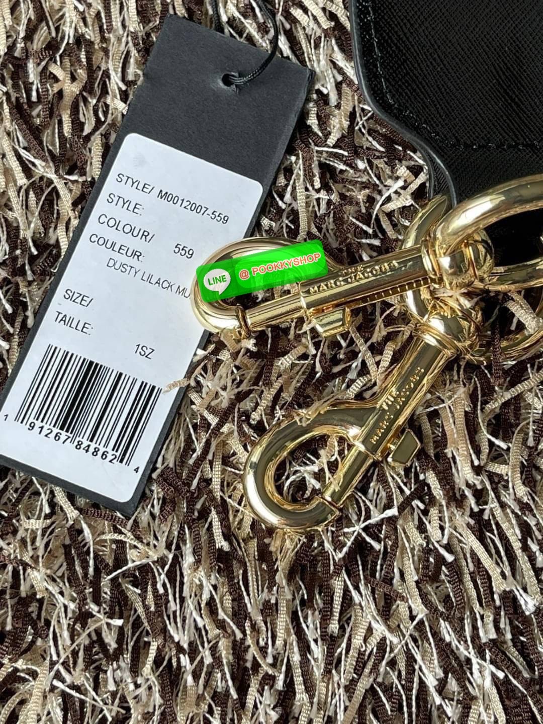 💕 Marc Jacobs Snapshot Bag กระเป๋าแบรนด์ดังจากสัญชาติอเมริกัน นับได้ว่ารุ่นนี้เป็นรุ่นทรงฮิตของ marc jacobs เลยทีเดียว โดยด้านหน้ากระเป๋าจะเป็นโลโก้แบบโลหะที่เป็นสัญลักษณ์ของแบรนด์นี้ มาพร้อมสายสะพายที่จะสะพายยังไงก็ดูโดดเด่น เพราะขนาดใหญ่ที่สกรีน