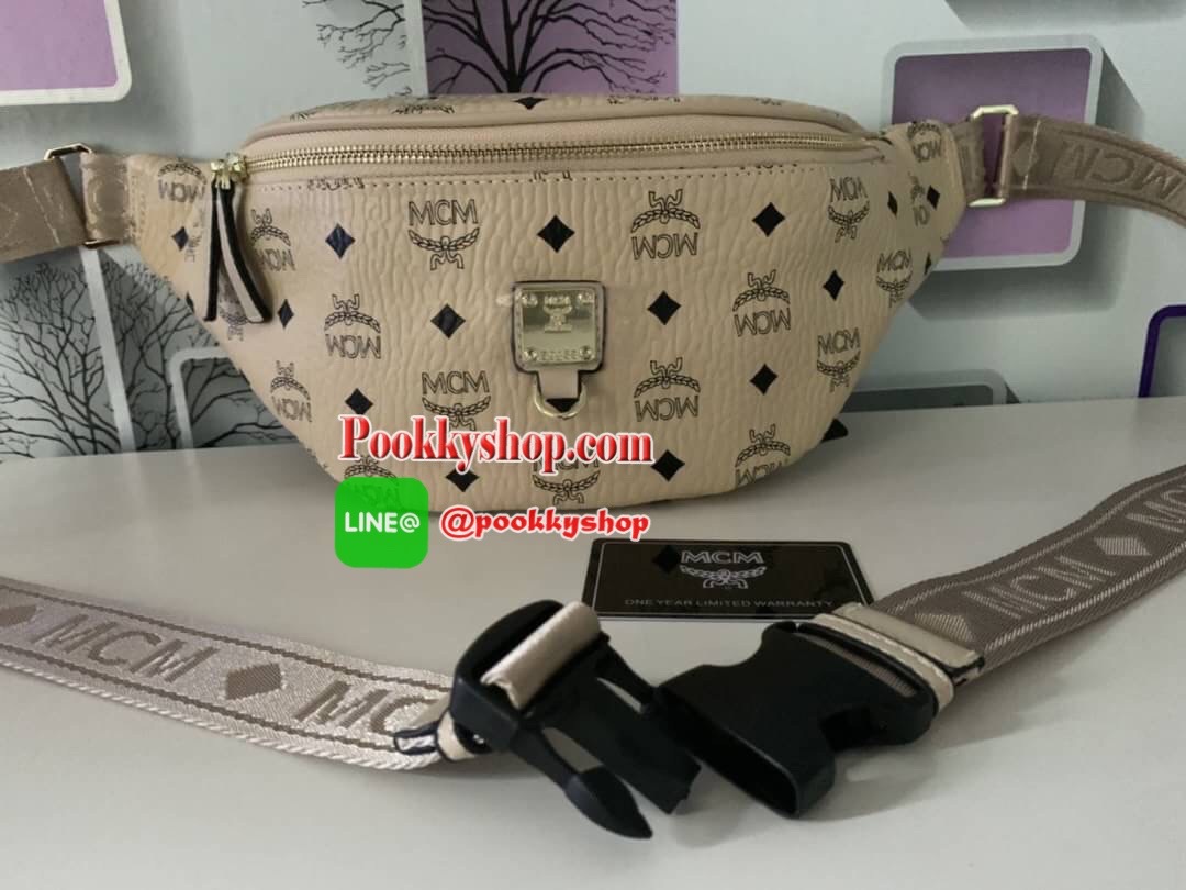 MCM Fursten ลาย Visetos กระเป๋าคาดอก/เอว ที่เข้ากับทุกไลฟ์สไตล์ จะคาดรอบเอวหรือพาดลำตัวก็ให้ลุคสตรีทแบบทันสมัย วัสดุหนังสังเคราะห์เคลือบผิวลาย Visetos หนังดีมากๆ ค่ะเปิด-ปิดด้วยซิป 2 ทาง ด้านหลังมีช่องซิปยาว 1 ซิป ด้านในโล่งกว้าง และมีช่องสำหรับเก็บของจุก